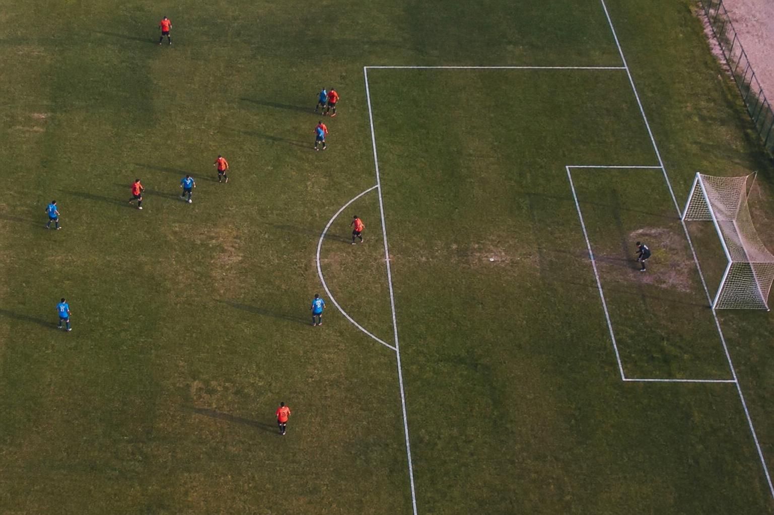 découvrez l'importance de la surface de réparation au football, ses règles spécifiques et son rôle clé dans le déroulement du jeu.