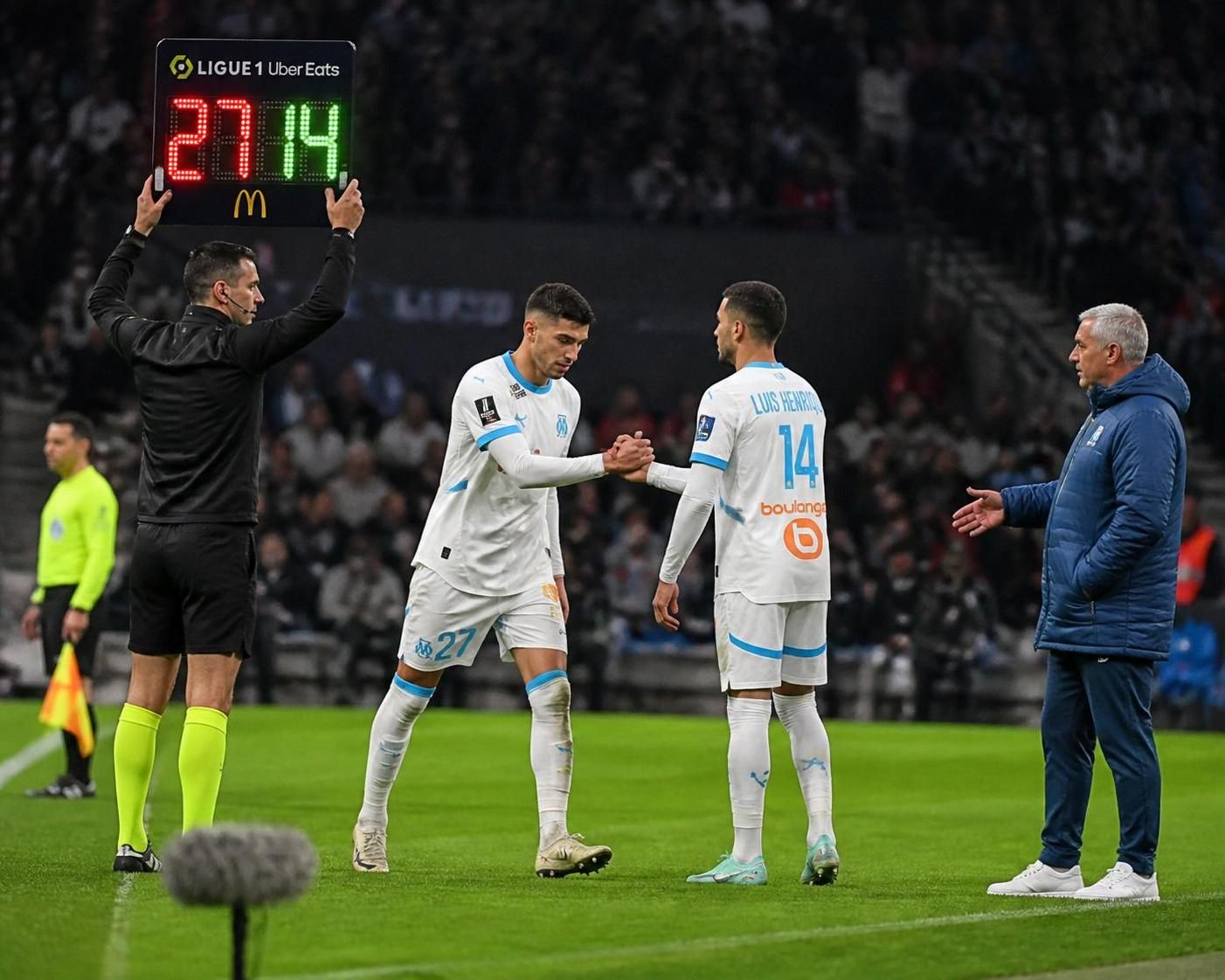 découvrez le nombre officiel de changements autorisés lors d'un match de football et les règles qui encadrent ces modifications tactiques.