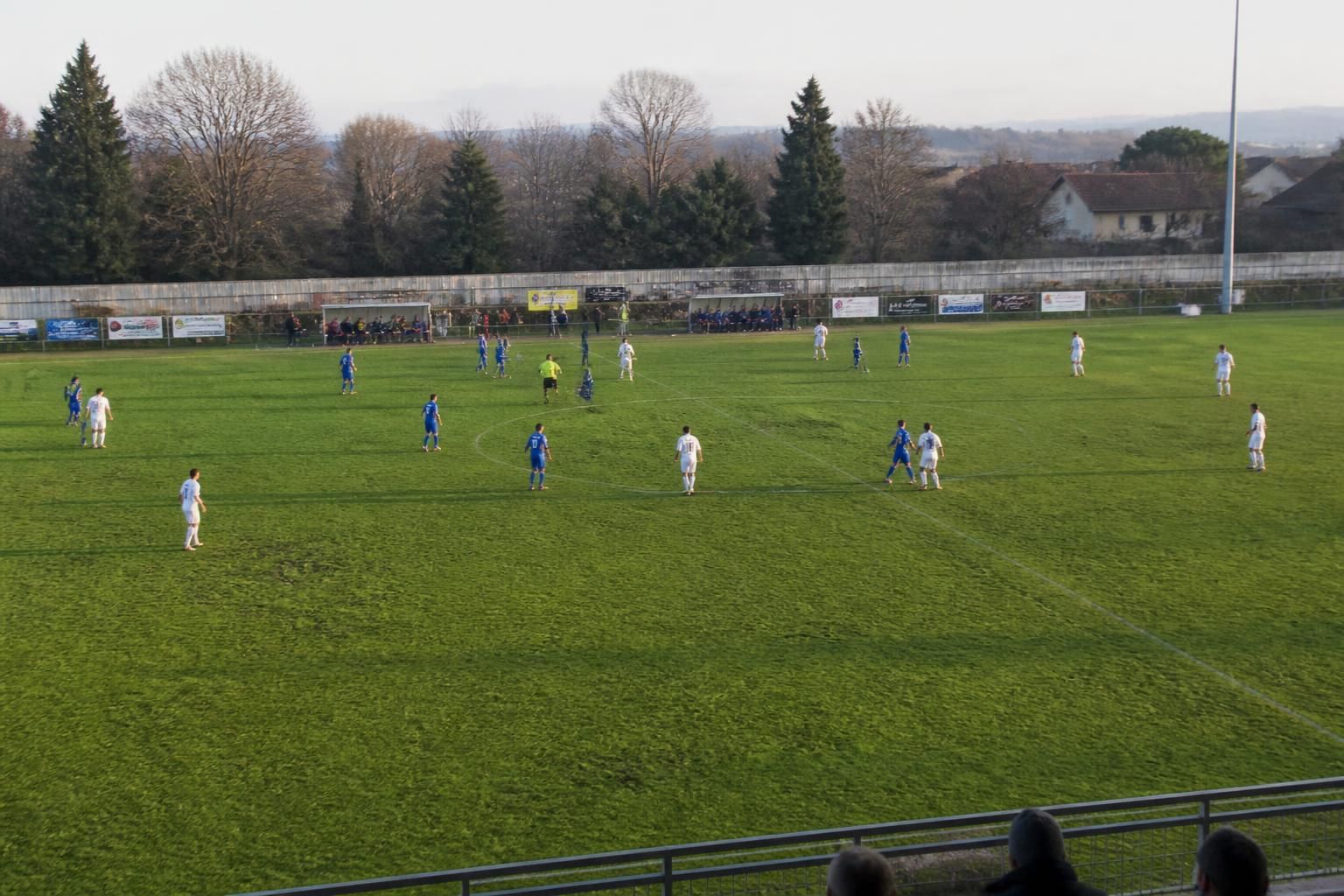 Combien de joueurs dans une équipe de football, sur le terrain et sur le banc ? 2 découvrez combien de joueurs composent une équipe de football, le nombre de joueurs présents sur le terrain et ceux disponibles sur le banc durant un match.