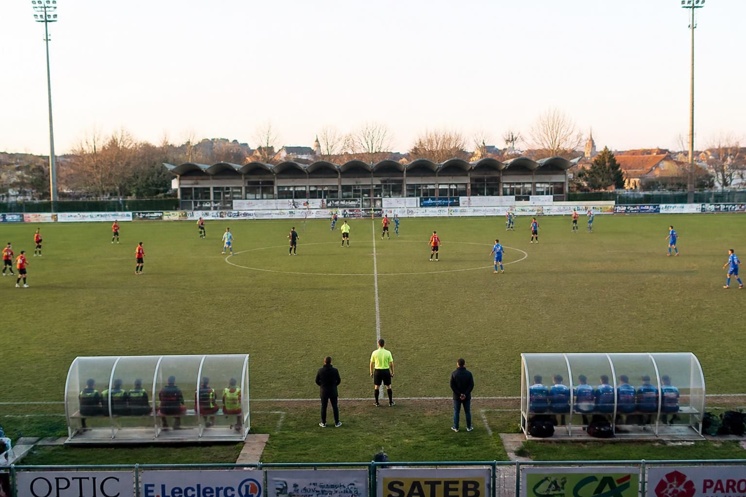 découvrez le nombre exact de joueurs dans une équipe de football, combien sont présents sur le terrain et combien se trouvent sur le banc pendant un match.