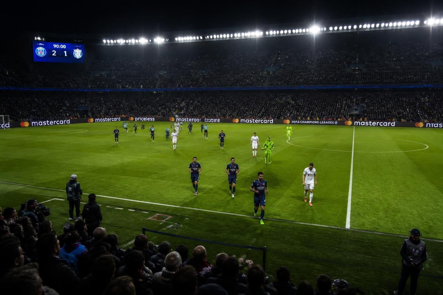 découvrez la durée complète d'un match de football, incluant les 2 mi-temps et les arrêts de jeu, pour mieux comprendre le temps réel passé sur le terrain.
