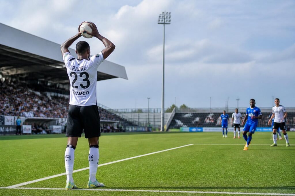 découvrez les techniques essentielles pour réussir une touche au football sans commettre d'erreur et améliorer votre jeu.