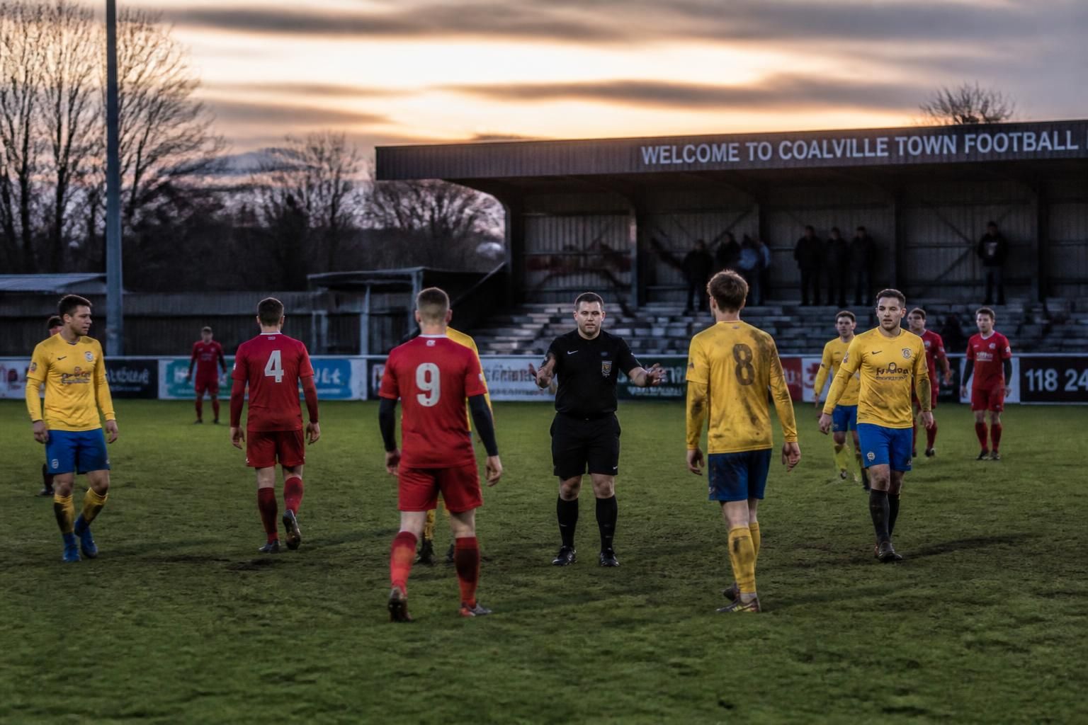 Comment jouer au foot quand on débute : règles essentielles 2 découvrez les règles essentielles du football pour bien débuter et profiter pleinement de vos premières parties sur le terrain.