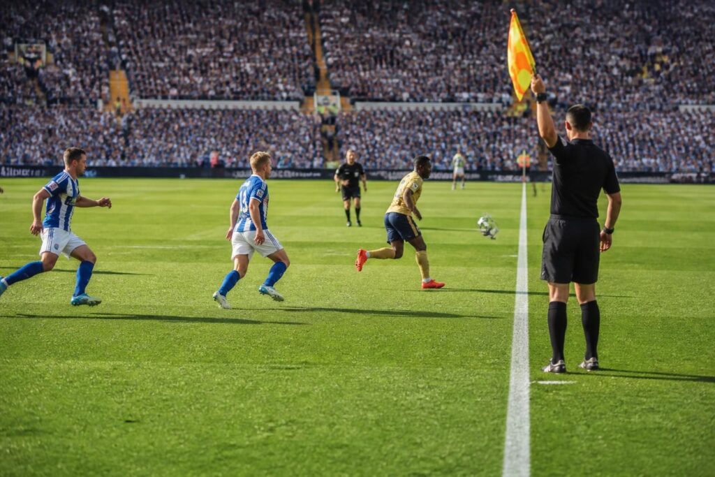 découvrez le hors-jeu au football expliqué simplement avec des exemples clairs pour mieux comprendre cette règle essentielle du jeu.