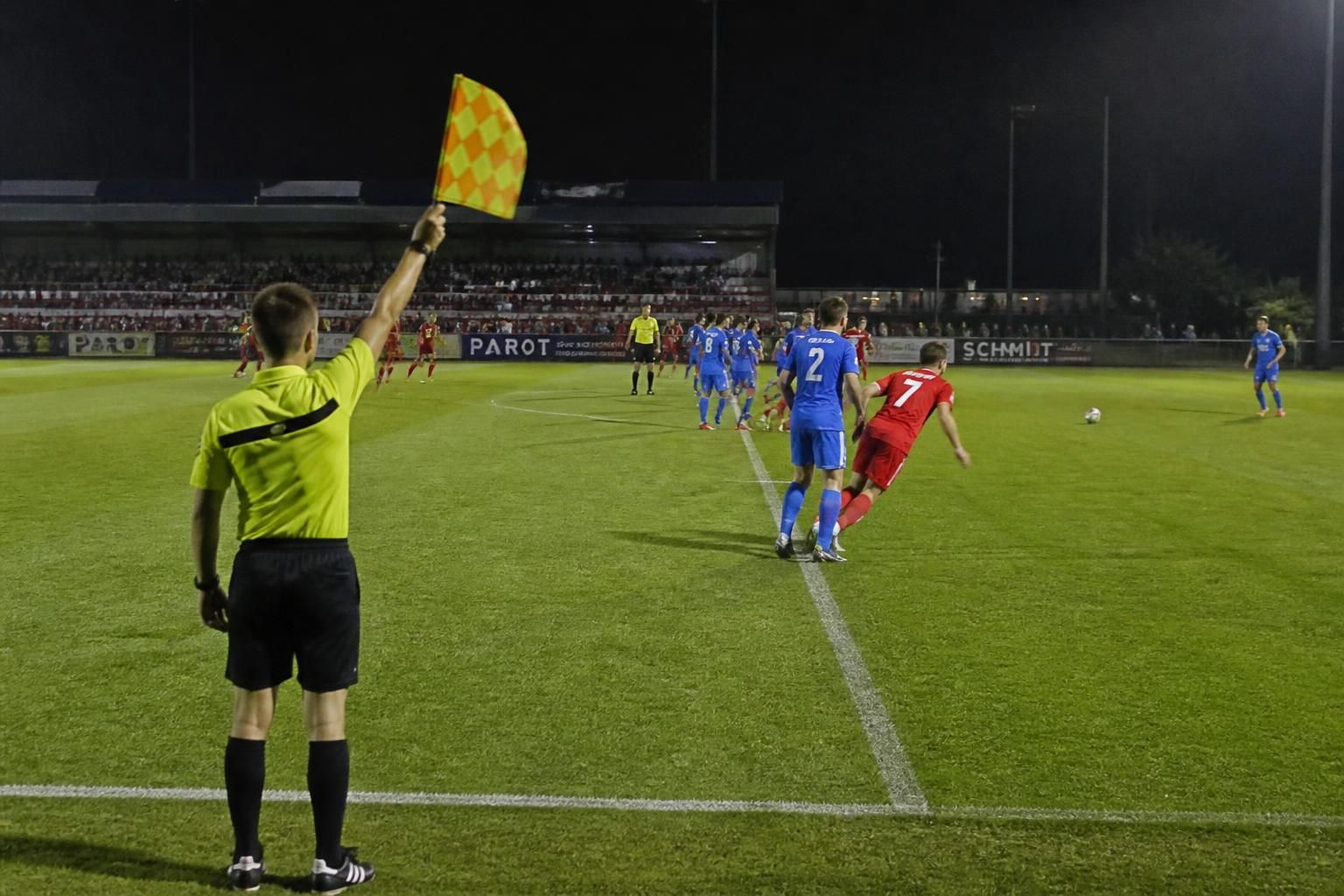 découvrez les règles du hors-jeu au football expliquées simplement, avec des exemples clairs pour mieux comprendre cette notion essentielle du jeu.