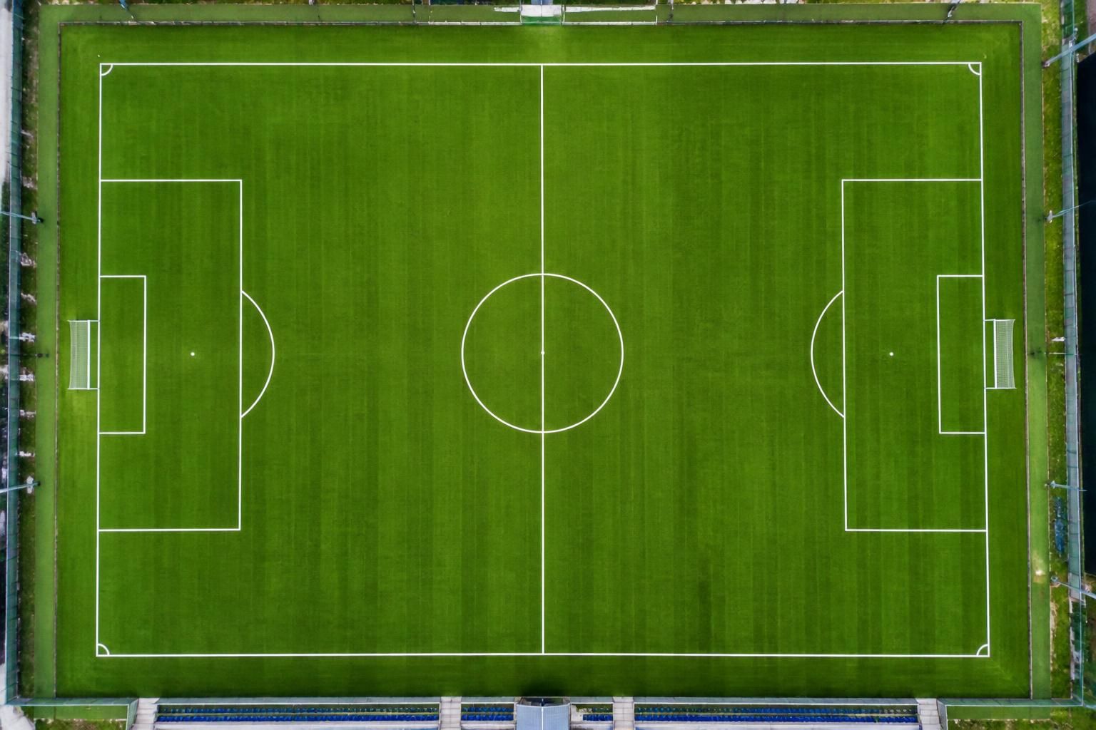 découvrez les dimensions standards en longueur et largeur d'un terrain de football, ainsi que les variations possibles selon les types de matchs.