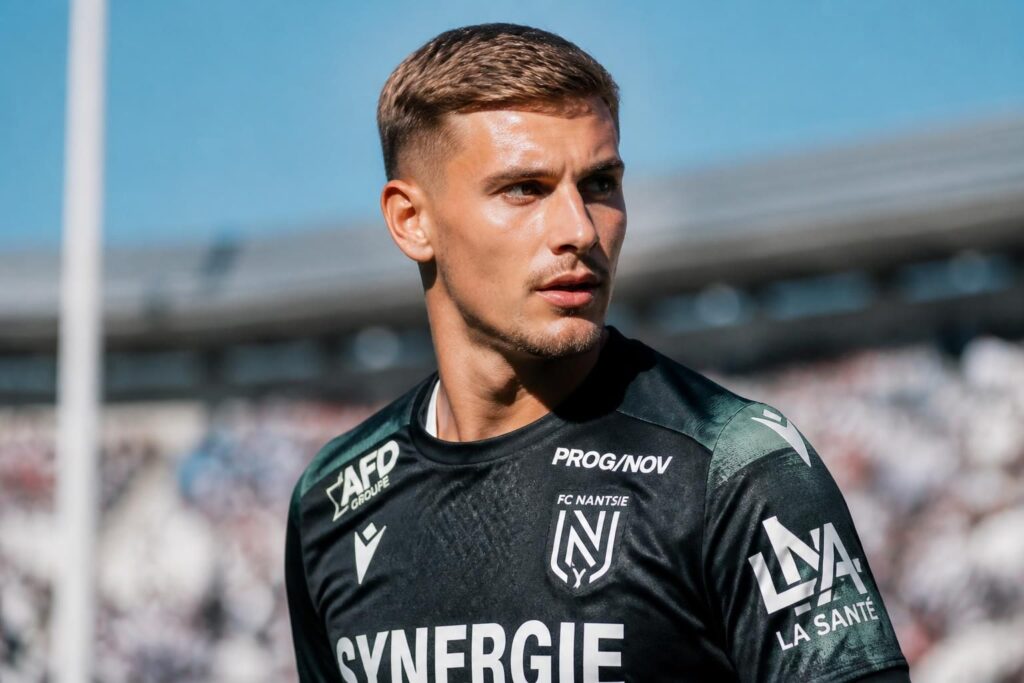 découvrez le portrait et le parcours inspirant de matthis abline, un talent prometteur du football français en pleine ascension.