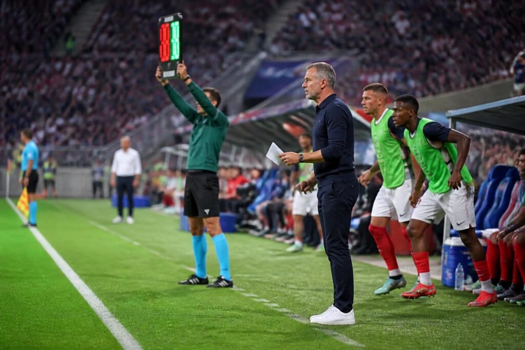 découvrez combien de changements sont autorisés lors d'un match de football selon les règles actuelles, avec des explications claires et à jour.