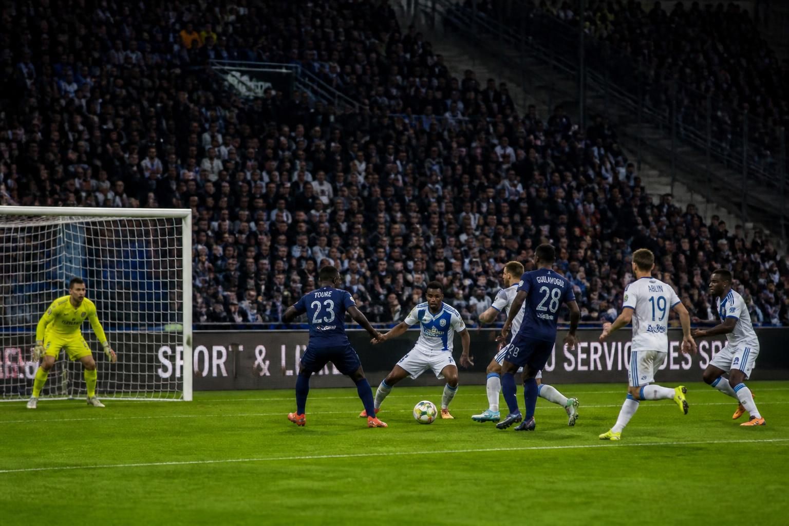 Combien d'équipes montent et descendent en Ligue 1 2 découvrez combien d'équipes montent en ligue 1 chaque saison et combien descendent en ligue 2. toutes les informations sur les promotions et relégations du championnat français de football.