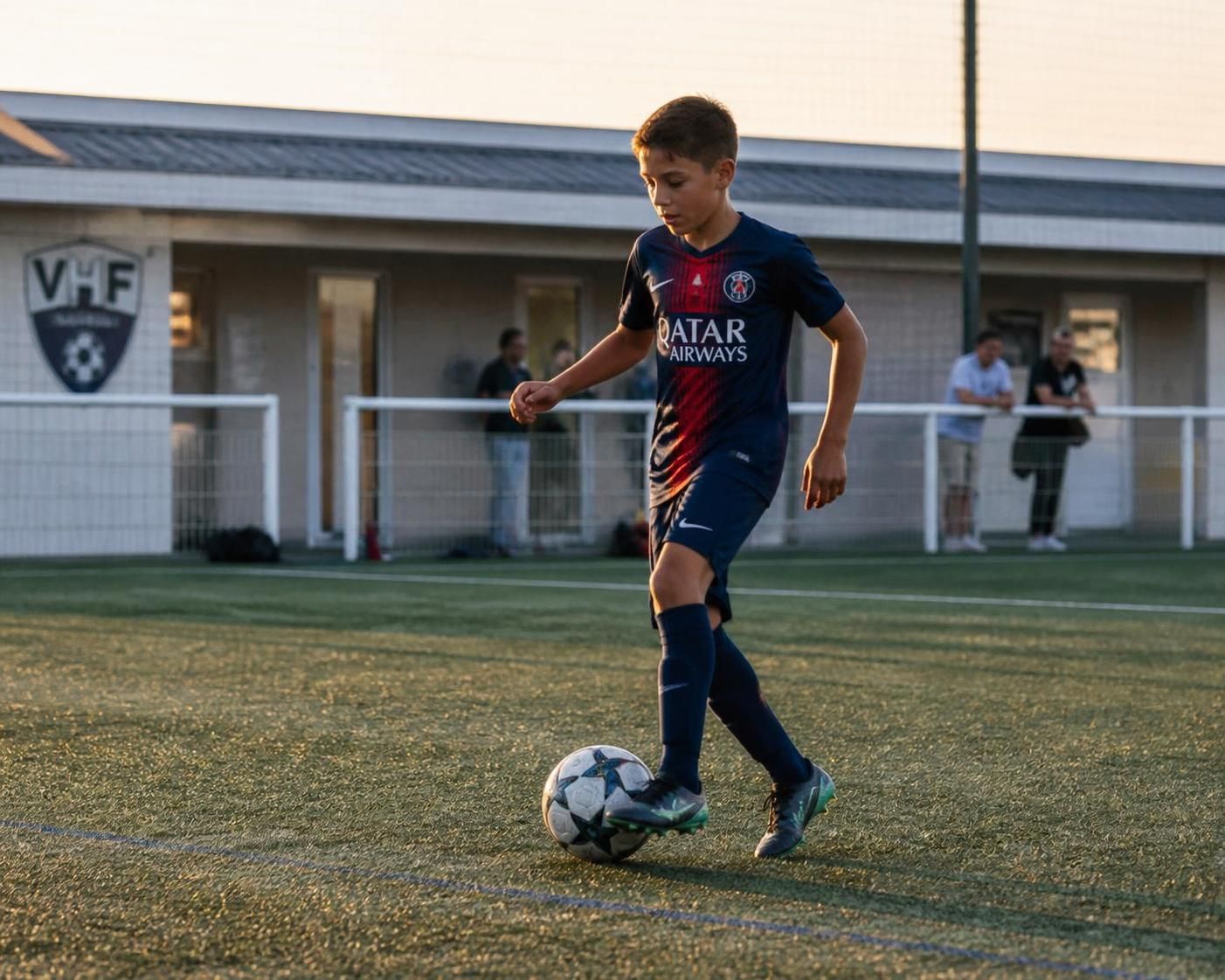 découvrez les fondamentaux du football pour bien débuter : règles, techniques de base et conseils pratiques pour apprendre à jouer au foot facilement.