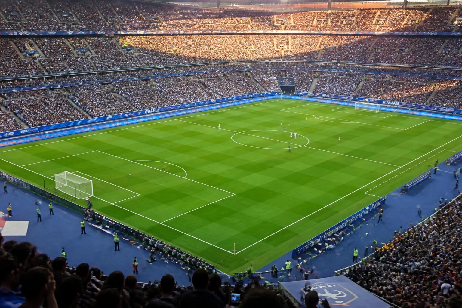 Les dimensions du terrain du Stade de France 2 découvrez les dimensions exactes du terrain du stade de france, la célèbre enceinte sportive accueillant les plus grands événements en france.