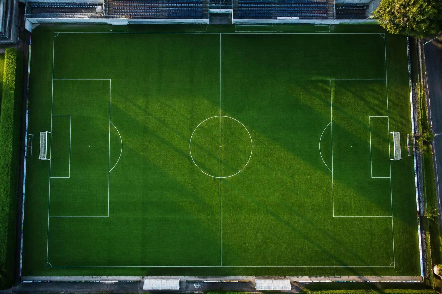 Longueur et largeur officielles d'un terrain de foot 2 découvrez les dimensions officielles d'un terrain de football, avec les mesures exactes de la longueur et de la largeur selon les normes réglementaires.